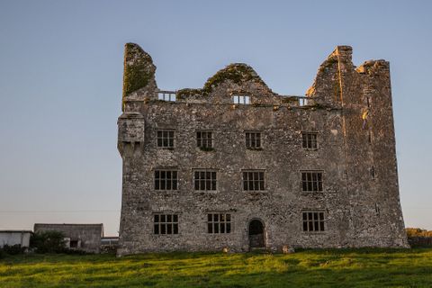 7 Ghosts to visit in Ireland -Leamaneh_Castle_Ireland_12283094446_o 1