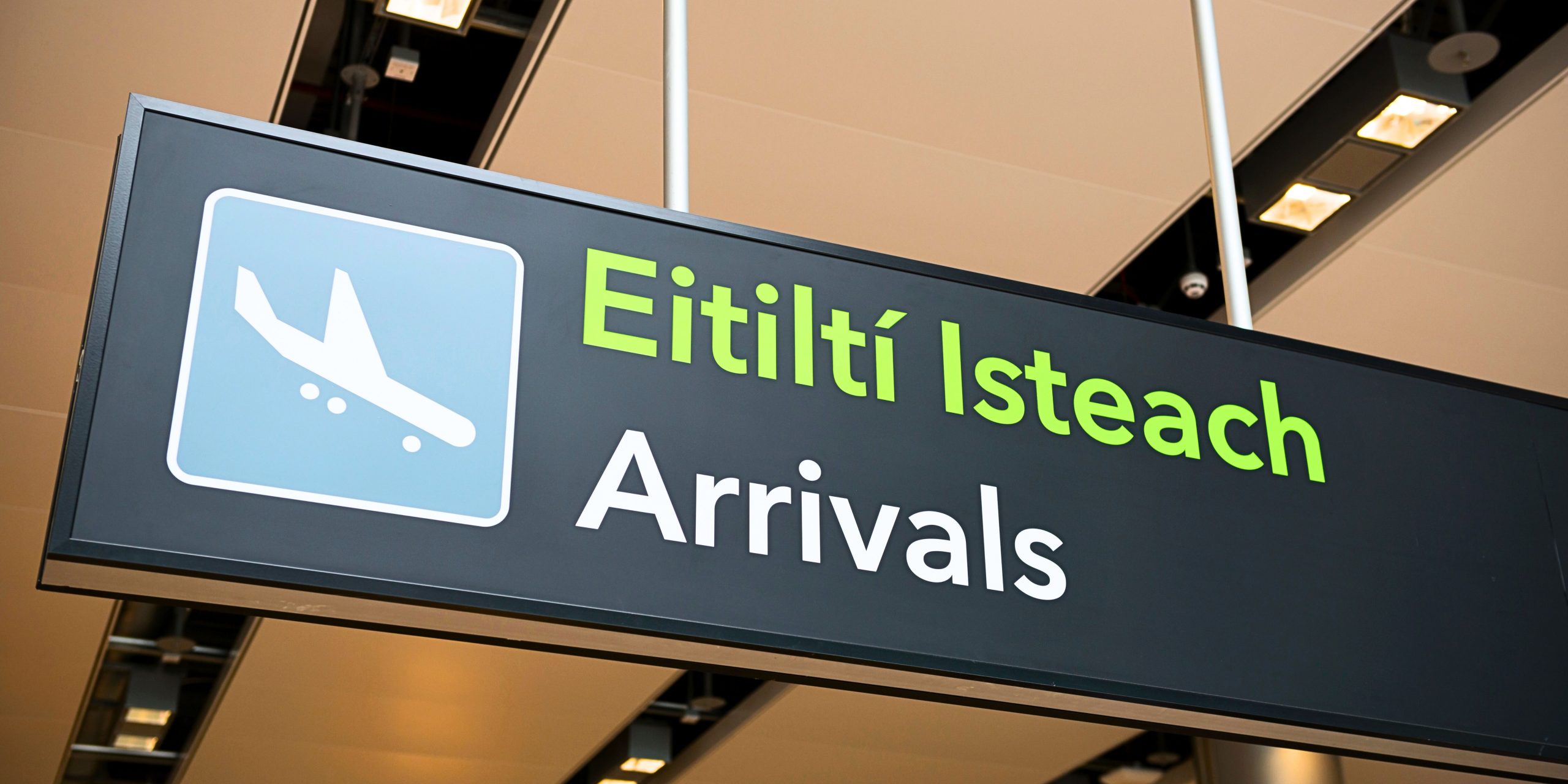 Arrivals airport sign